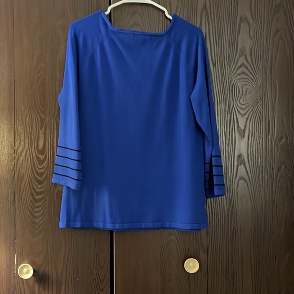 Cable & Gauge bright blue top with black stripes on the front. Size XL. - Picture 5 of 6